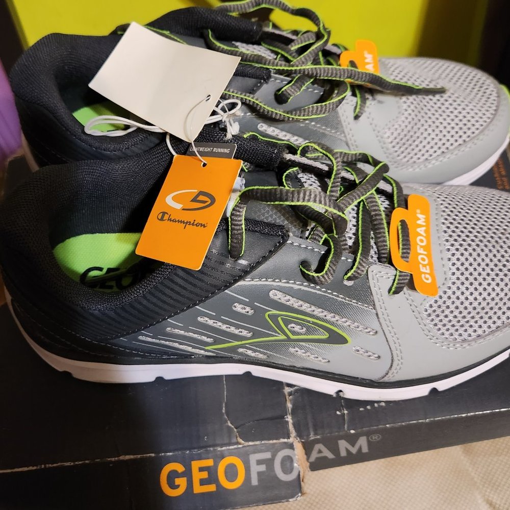 BRAND NEW Boys sneakers size 6
